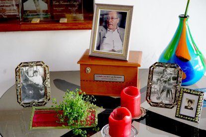 En el centro de la sala están las cenizas de Pedro Restrepo, quien murió el 24 de diciembre de 2024.
