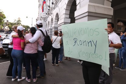 Con un plantón en los exteriores de la Gobernación del Guayas, familiares y amigos de Ronny Camba exigieron respuestas sobre su secuestro.