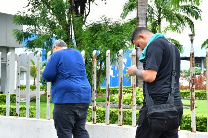 El padre del joven llora desconsolado.