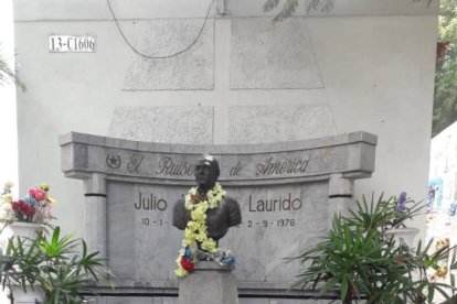 Cada año, grupos de cantantes y fanáticos llegan hasta su mausoleo para rendirle homenaje.