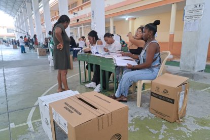 Ciudadanos acuden con normalidad en Esmeraldas.