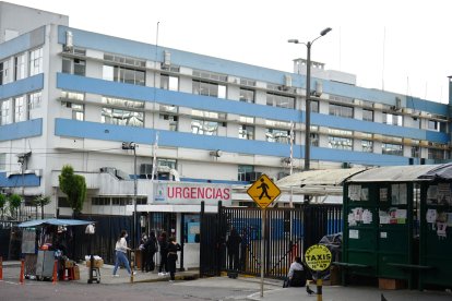 Algunas personas, antes de acudir a los hospitales, acudieron a ejercer su derecho al voto.