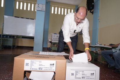 Henry Kronfle votó en Guayaquil este 9 de febrero.