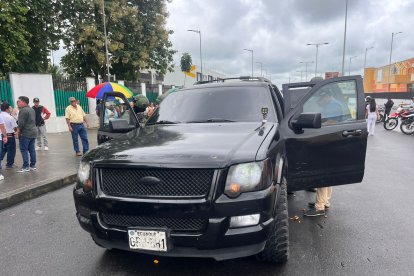 El carro se estacionó frente a una unidad educativa y tenía los vidrios polarizados.