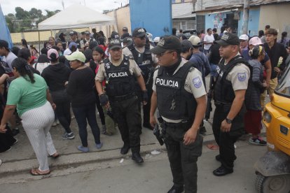 Fuerte contingente policial custodia el recinto electoral en Nueva Prosperina.