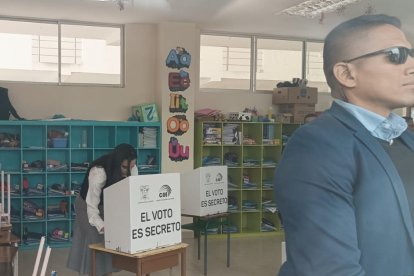 La vicepresidenta de Ecuador, Verónica Abad, ejerció su derecho al voto en Cuenca.
