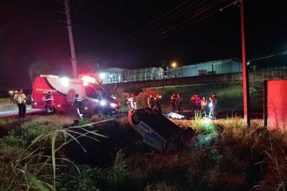 Agentes acudieron a la vía Perimetral de Daule, donde estaba volcado el vehículo policial.