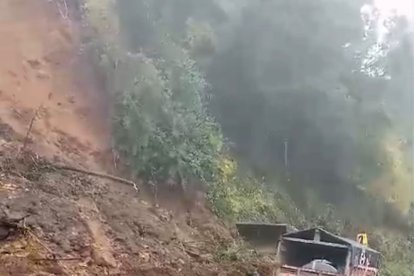 En esta vía del cantón Sigchos predominaba el lodo.