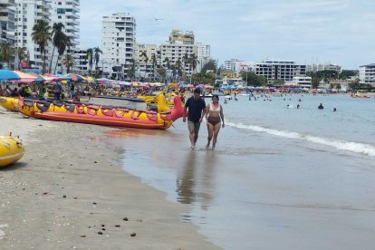 Hasta el medio día de este día de elecciones, muchas personas se dieron tiempo para disfrutar en los balnearios.