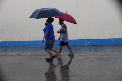 La lluvia sorprendió a los votantes en la tarde.