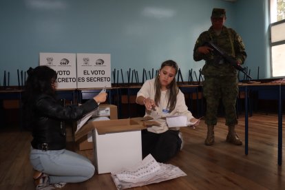 Dos ciudadanas miembros de mesa electoral contabilizan los votos de las elecciones de Ecuador 2025.