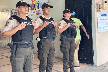 Los agentes policiales detuvieron a personas implicadas en diversos delitos durante los sufragios.