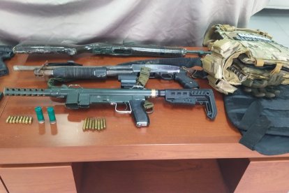 Entre las evidencias hay armas incautadas.