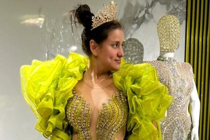 La capa del vestido se elaboró en un vibrante tono verde perico para resaltar.