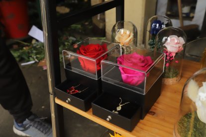 Las flores preservadas con joyería incluida son otra opción.
