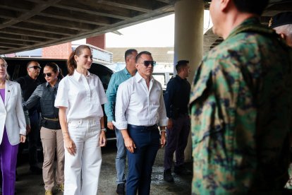 El presidente Daniel Noboa vota en Olón.