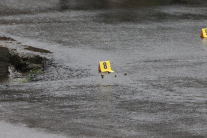 Los casquillos quedaron en la escena del crimen.