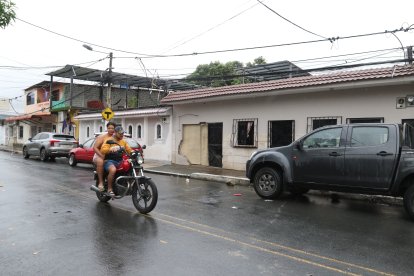 La vivienda contra la cual se produjo el choque quedó con daños en la fachada.