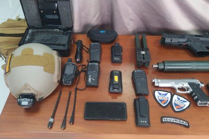 Entre las evidencias constan armas de fuego.