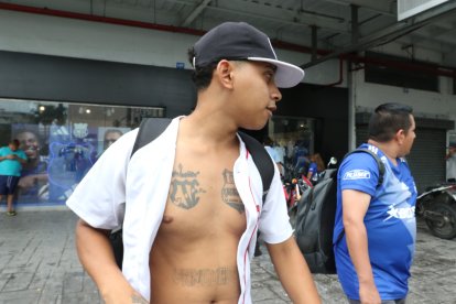 Arnold del Emelec, y sus tatuajes del Bombillo, lleva 5 Explosiones Azules.