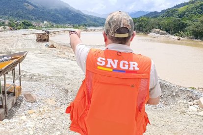 Técnicos evalúan la presencia de mineras en los alrededores del río Zamora.