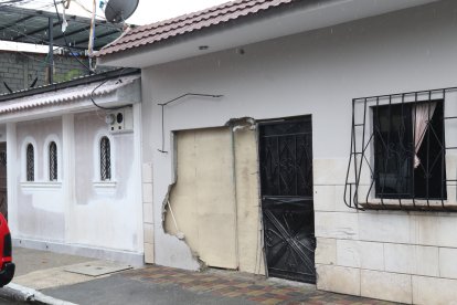 La pared de la casa afectada quedó con un orificio, luego tapado con tablas.