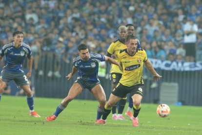 Emelec y Barcelona SC chocaron en la Explosión Azul 2025.