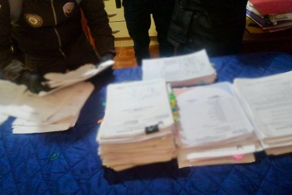 Entre las evidencias se encuentran documentos y artefactos tecnológicos.