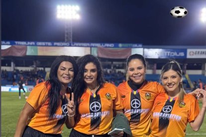 Las actrices se presentaron en un amistoso de fútbol femenino.