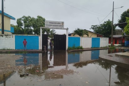 Las clases presenciales se suspendieron en cuatro planteles por la acumulación del agua de lluvia.