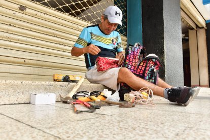 Ramón Navarrete alista sus herramientas para estar atento a cualquier ‘cachuelo’.