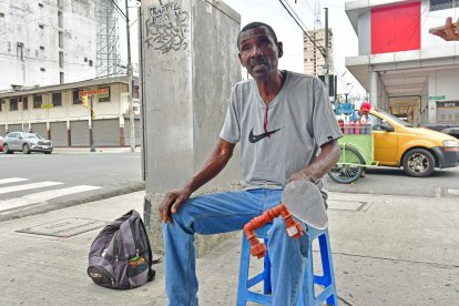 Sixto Tunja posa con las herramientas con las que realiza sus trabajos.