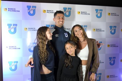 Facundo Martínez junto a su familia en la presentación del plantel del Trencito.