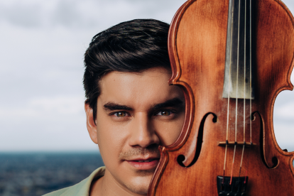 Isaac Delgado toca violín
