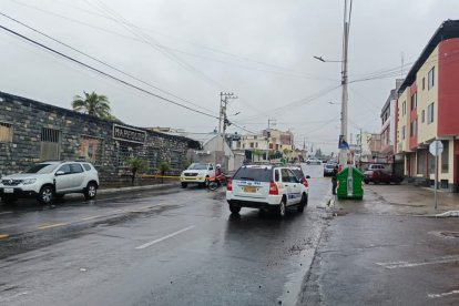 Los policías están tras la pista del sospechoso, cuya fuga quedó registrada en cámaras de seguridad.