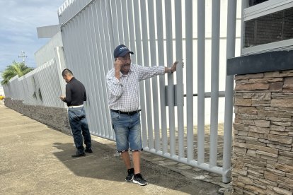 Jacinto Zamora, padre de la víctima, lloraba en el exterior del centro forense de Manta.