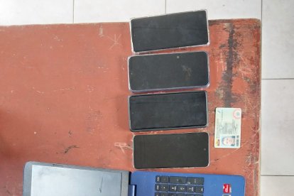 Cuatro celulares y una computadora portátil fueron recuperados por los agentes.