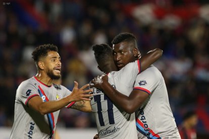 Jhon Jairo Cifuente (d) es uno de los refuerzos de El Nacional.