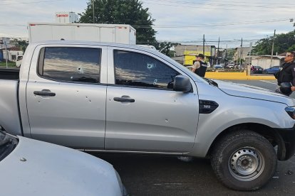 En esta camioneta doble cabina se movilizaba el uniformado asesinado.