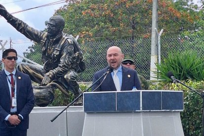 Loffredo estuvo presente en un homenaje a la institución en Manabí.