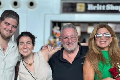 Mariela junto a sus hijos y a su novio Roberto Trujillo.