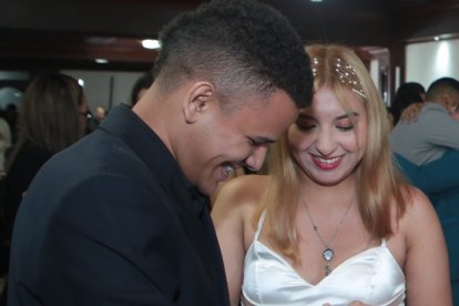 'Felizote' lucía Ronny Montaño, tras colocarle el anillo a su esposa Andrea Arreaga.