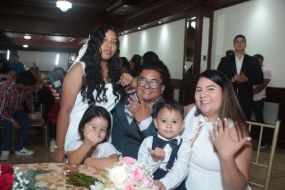 El matrimonio Plúas-Sánchez junto al fruto de su amor; sus hijos.