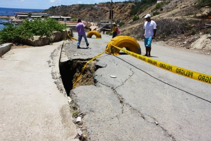 El socavón que se ha formado en la vía que va hacia la caleta pesquera Anconcito.