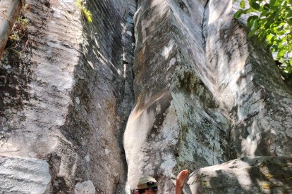 Por las grandes piedras, los más diestros, pueden ascender.