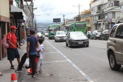 En otros puntos de la avenida se registran más hundimientos, aunque más pequeños.