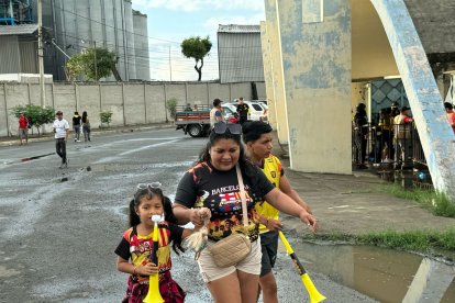 En familia llegaron los hinchas de Barcelona para el partido ante Manta FC.
