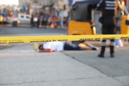 El cuerpo de las víctimas quedaron tirados junto a la tricimoto.