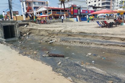 El agua tuvo que ser desfogada a través de un canal en Santa Elena.