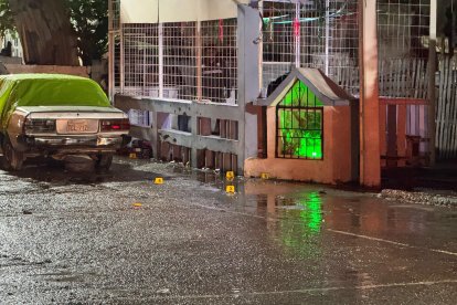 Los indicios balísticos quedaron esparcidos cerca de esta gruta.